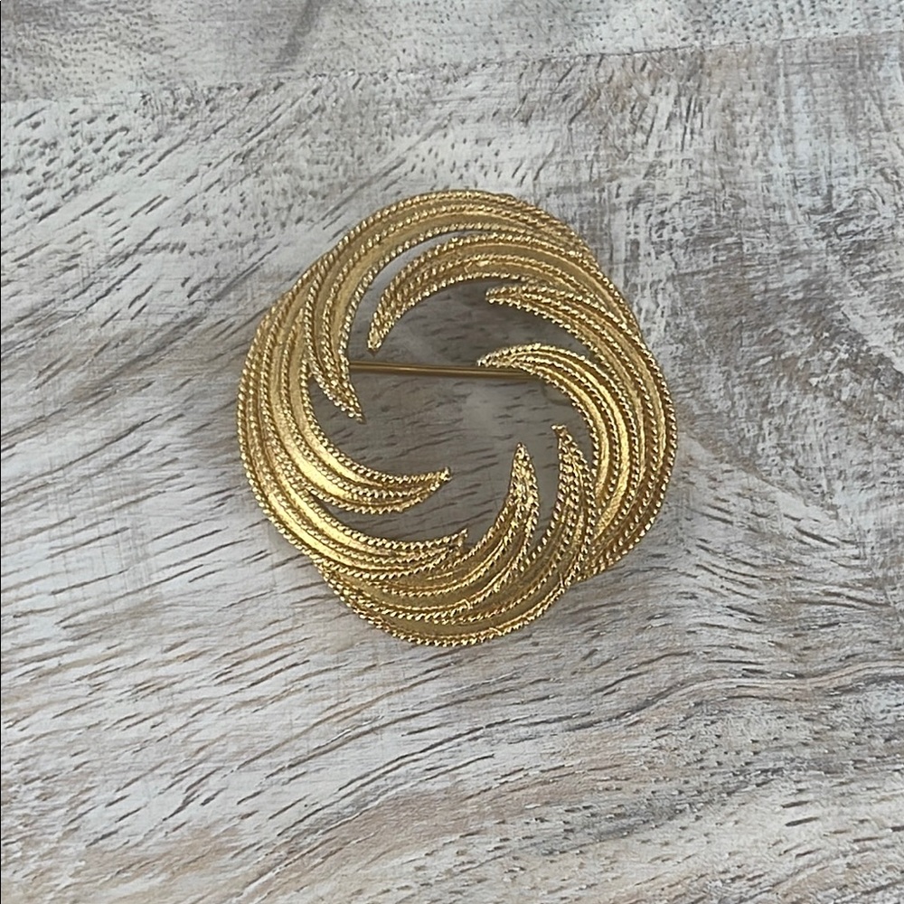 Vintage Trifari Gold Tone Brooch
